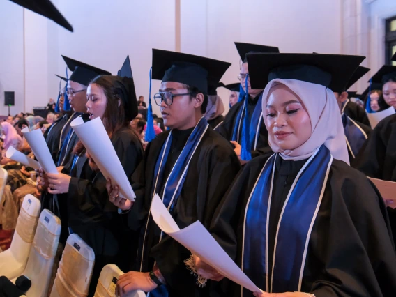 Sampoerna graduates sing at the ceremony.