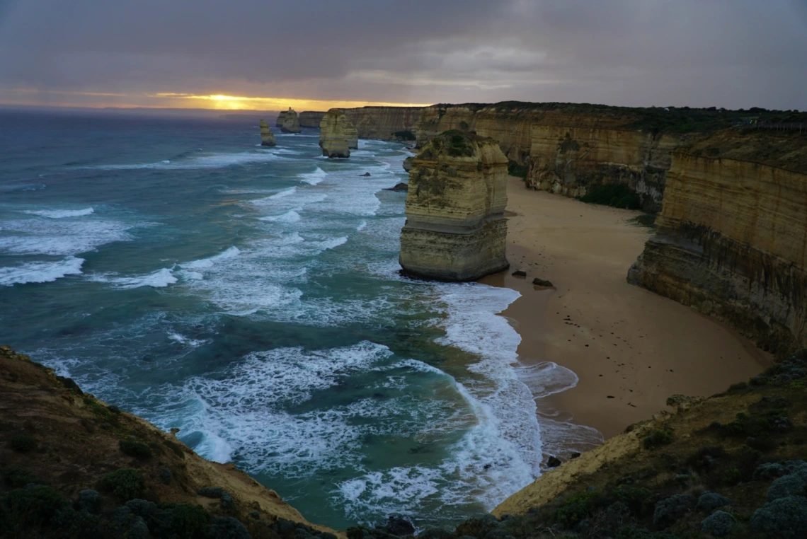 A cut out cove and a view of the ocean.