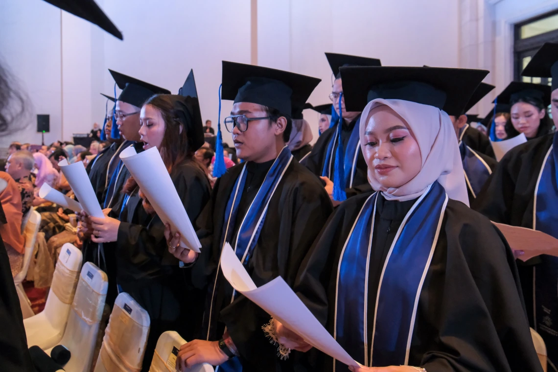 Sampoerna graduates sing at the ceremony.