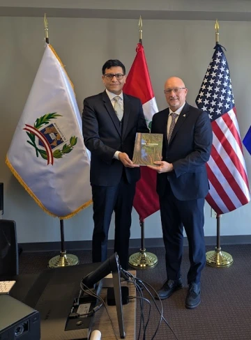 University of Arizona Assistant Vice President for Mexico and Latin America Justin Dutram (right) met Miguel Alejandro Ramirez Moscoso, the Consul General of Peru. 