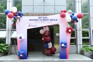 Entrance archway decorated with red, white, and blue balloons at the University of Arizona graduation ceremony in Shanghai. The sign above reads “Set Sail, Heading to Great Ideals – Graduation Ceremony of Class 2025.”