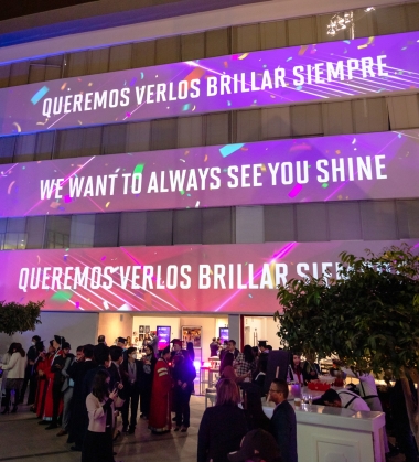 Sign with the words "We want to always see you shine" and "Queremos verlos brillar siempre"